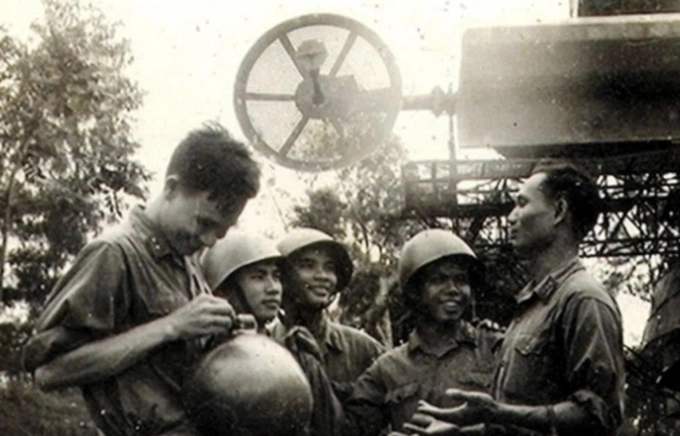 Tiểu đoàn trưởng Nguyễn Văn Phiệt I và kíp chiến đấu của Tiểu đoàn 57 hội ý sau trận đánh trong chiến dịch tháng 12/1972. Ảnh tư liệu