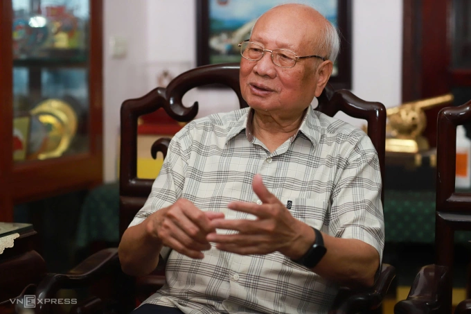 Trung tướng Nguyễn Văn Phiệt, 88 tuổi Anh hùng Lực lượng vũ trang nhân dân, nguyên Phó tư lệnh về Chính trị Quân chủng Phòng không - Không quân, tại nhà riêng ở phường Phương Liệt, Hà Nội. Ảnh: Nga Thanh