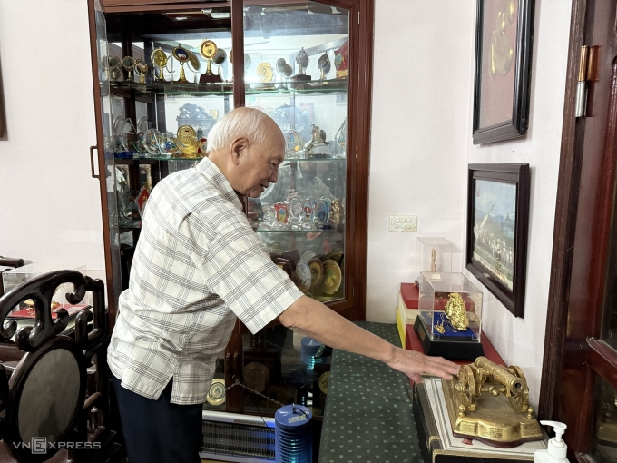 Một phần nhỏ huân huy chương, kỷ niệm chương và bằng khen được Trung tướng Nguyễn Văn Phiệt, 88 tuổi Anh hùng Lực lượng vũ trang nhân dân, nguyên Phó tư lệnh về Chính trị Quân chủng Phòng không - Không quân, tại nhà riêng ở phường Phương Liệt, Hà Nội. Ảnh: Quỳnh Nguyễn