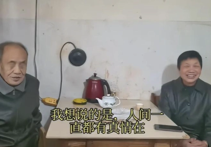 Bố chị Fan (bên trái) hiện 77 tuổi, mù cả hai mắt tại nhà riêng ở thành phố Cám Châu (Giang Tây), hôm 19/4. Ảnh: Sina