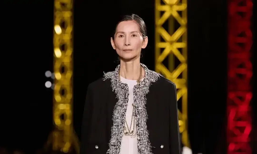 Mẹ 7 con thành người mẫu Chanel ở tuổi 60