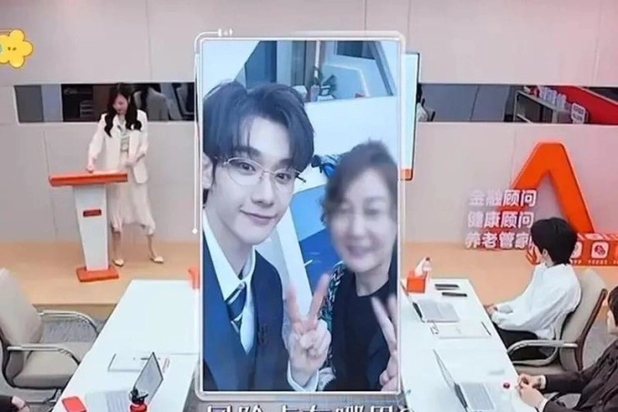 Diễn viên Gao Qingchen tạo dáng với nữ lao công ở trong ảnh selfie. Ảnh: World Journal