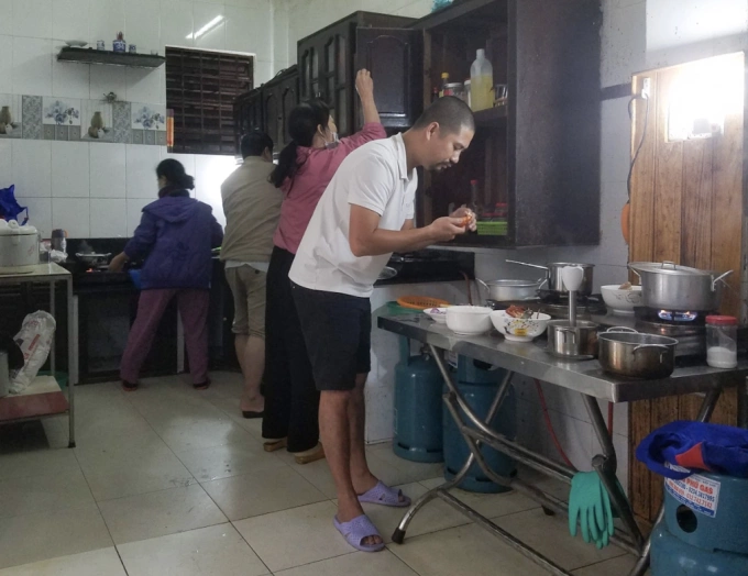 Các phụ huynh đi chăm con tại Bệnh viện Trung ương Huế nấu ăn tại Nhà Hy vọng, năm 2021. Ảnh:Đắc Thành