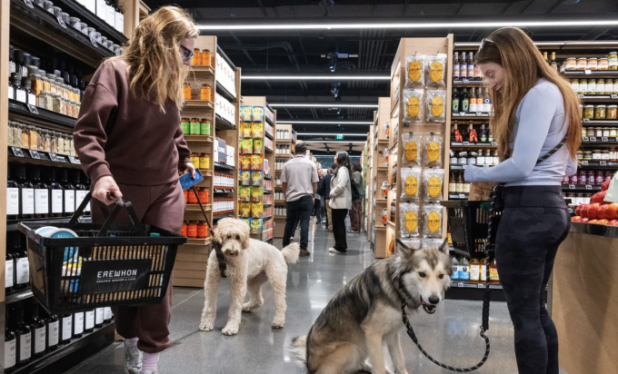 Người mua sắm ở siêu thị Erewhon, Los Angeles, Mỹ. Ảnh: NYPost
