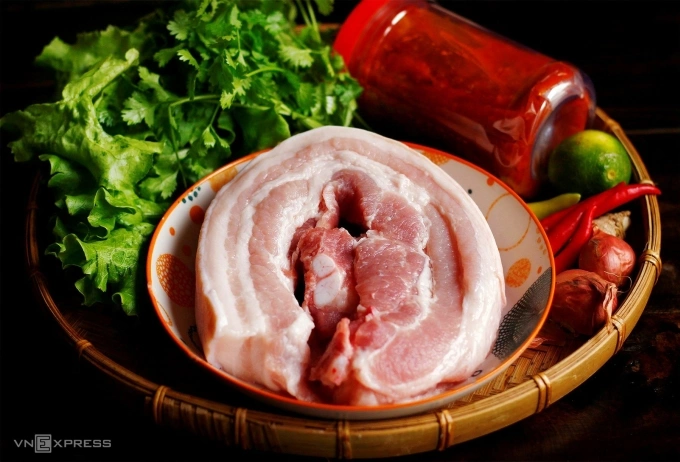 Rửa thịt không đúng cách gây nhiễm khuẩn chéo. Ảnh minh họa: Bùi Thủy