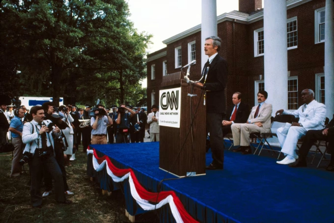 Turner phát biểu nhân dịp ra mắt của CNN vào ngày 1/6/1980. Ảnh: CNN