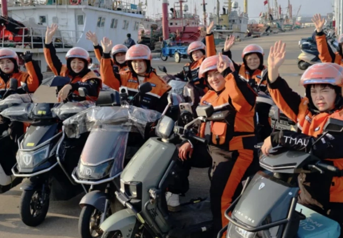 Những phụ nữ giao hàng trên Đảo Cù Sơn, tỉnh Chiết Giang. Ảnh: Xie HaiLong