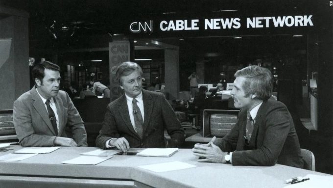 Ted Turner (bìa phải) trao đổi với người dẫn chương trình trước giờ phát sóng. Ảnh: CNN