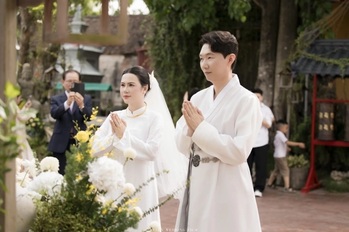 Huyền và chồng làm lễ Hằng thuận tại chùa, hôm 2/5.Phía xa, bố chồng cô dùng điện thoại lưu lại khoảnh khắc. Ảnh nhân vật cung cấp