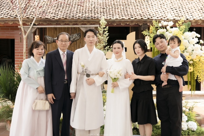 Huyền bên gia đình chồng Hàn Quốc trong buổi lễ Hằng Thuận tại chùa, hôm 2/5. Ảnh nhân vật cung cấp