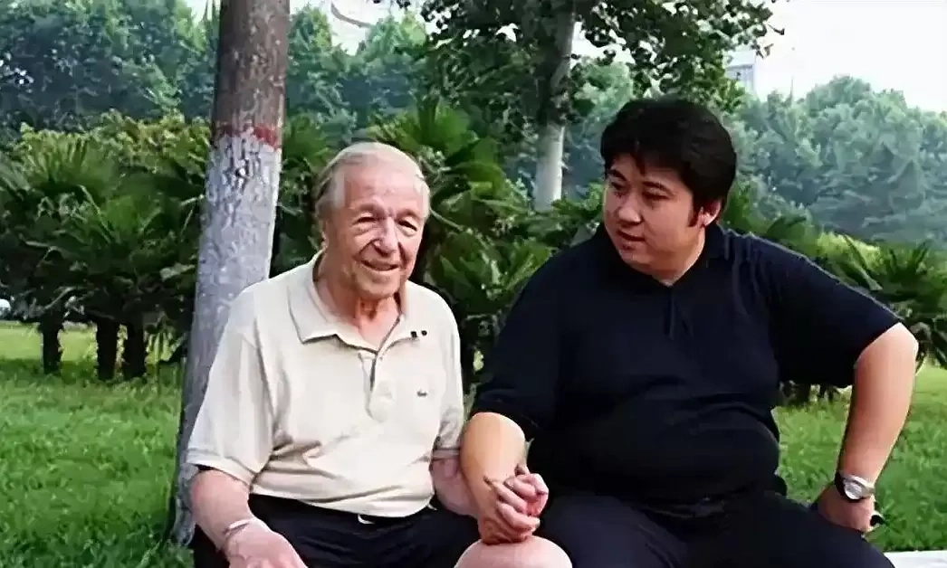 Tình thân của nam du học sinh và ông chủ trọ ngoại quốc