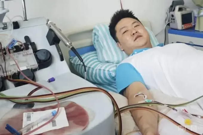 Shao Sanhu sau khi hiến tế bào gốc thành công cho bé gái 3 tuổi mắc bệnh bệnh cầu tại thành phố Hợp Phì, ngày 27/4. Ảnh: CNR