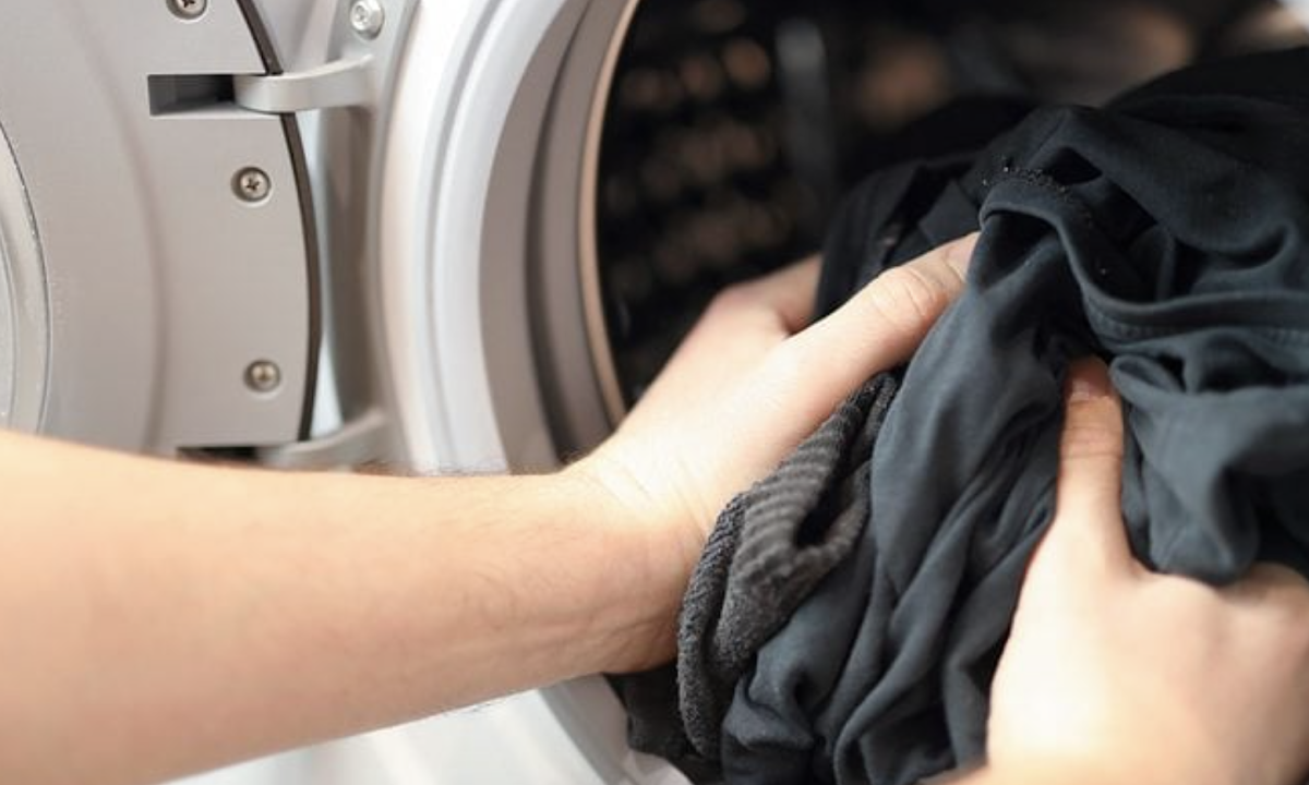 Sai lầm dễ mắc khi giặt quần áo tối màu