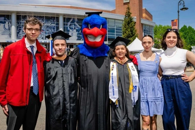 Maureen Whitcomb (ở giữa bên phải) đã ăn mừng lễ tốt nghiệp Đại học UMass Lowell cùng bốn người con của mình. Ảnh: People