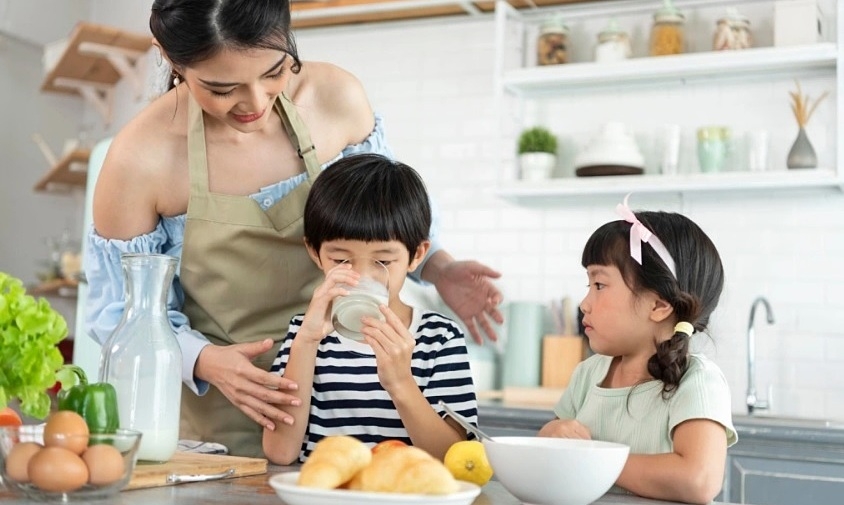 3 thói quen trên bàn ăn gây hại cho tương lai trẻ