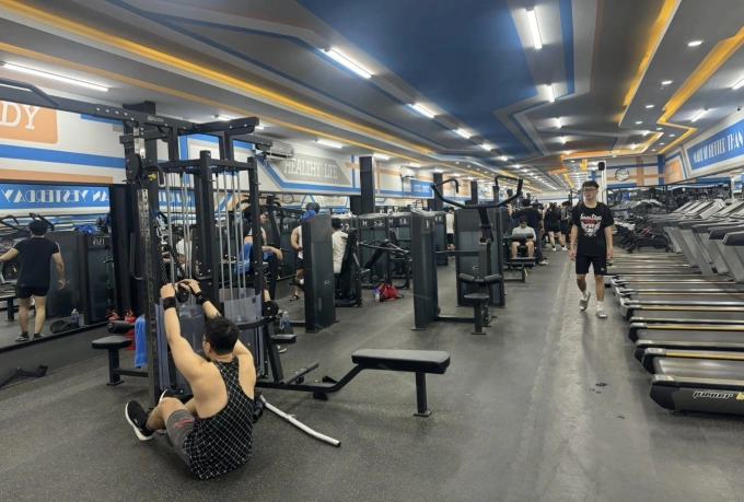 Khách tập gym xuyên đêm ở phòng tập thuộc quận Gò Vấp, TP HCM, tháng 3/2024. Ảnh:Ngọc Ngân