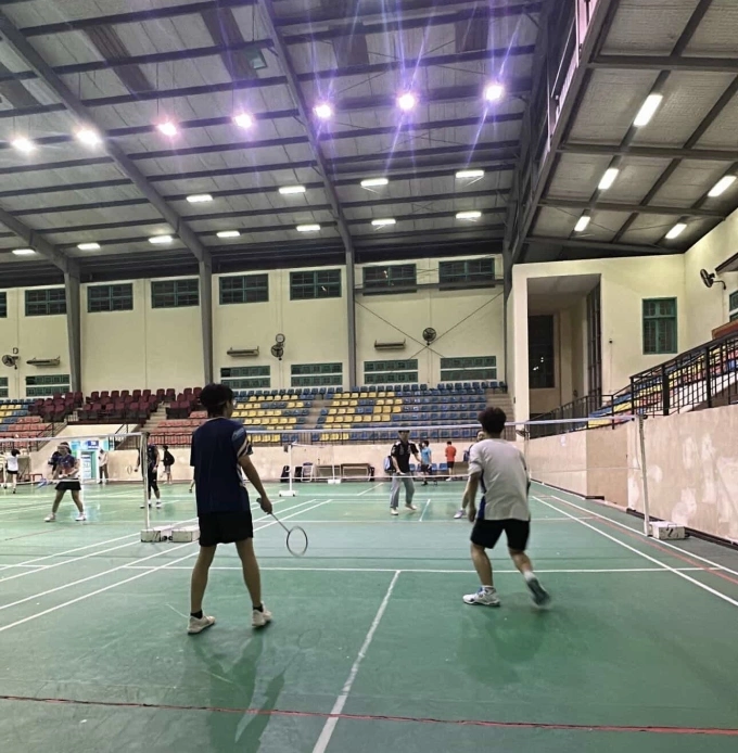 Ngọc Huyền, 23 tuổi, chơi cầu lông lúc 23h tại một sân ở phường Khương Đình, tháng 5/2026. Ảnh: Nhân vật cung cấp