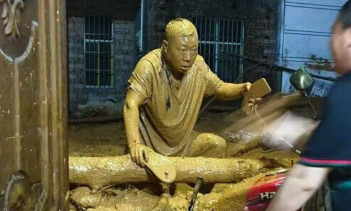 Trưởng thôn "người bùn" cứu cả làng trước khi núi lở