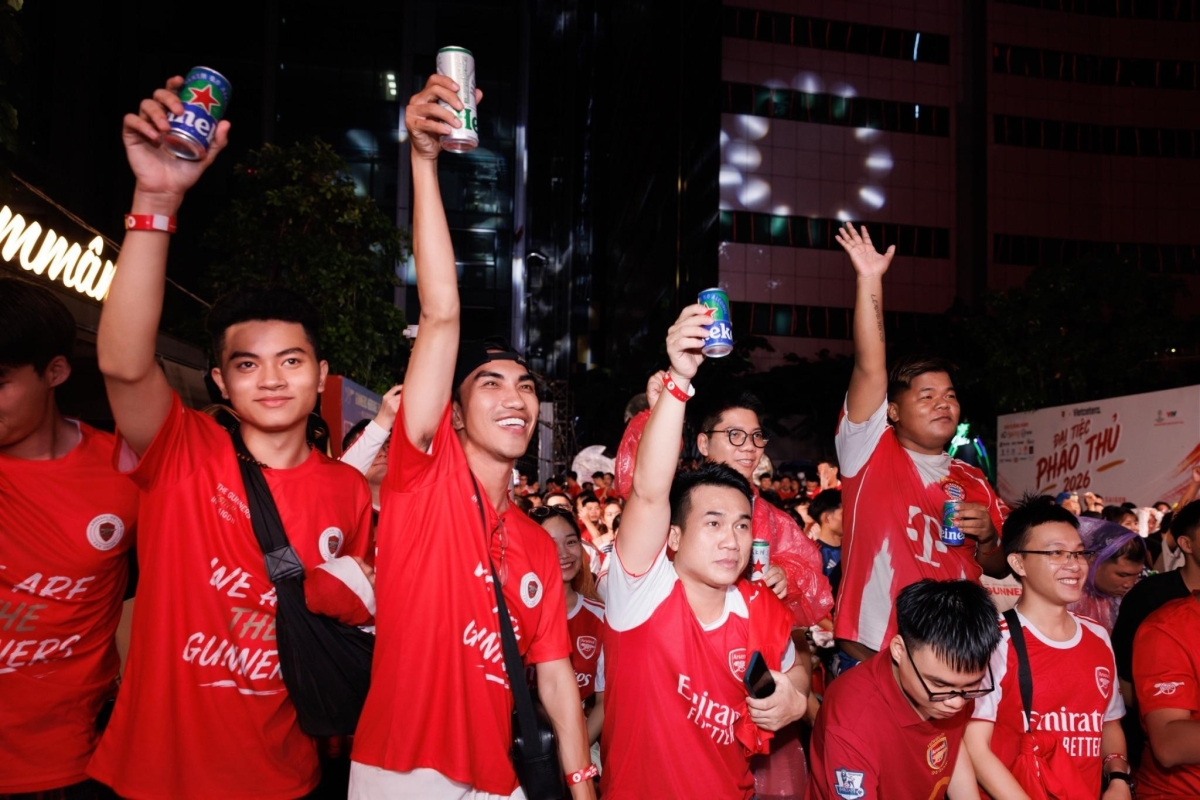 Hàng nghìn fan bóng đá quy tụ tại các FanStation của Heineken
