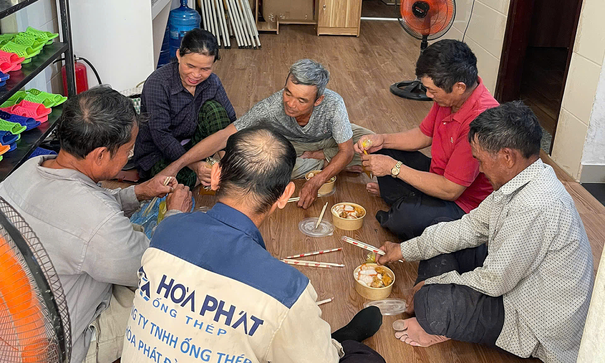 Đón người lạ vào nhà tránh nóng