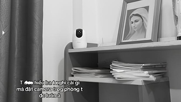 Nghẹt thở vì cha mẹ 'quan tâm' bằng camera giám sát