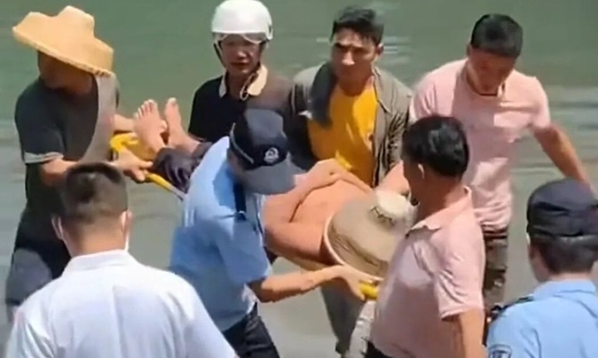 Sống sót sau 7 ngày trôi dạt trên biển nhờ ăn cua sống