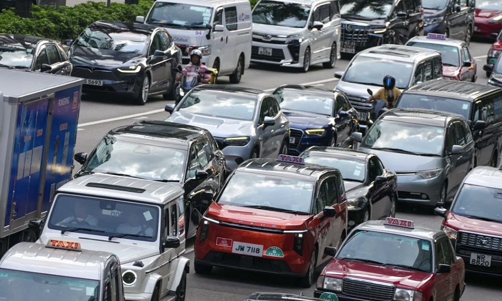 Tài xế công nghệ cắt tóc, bán hàng trên xe vì ít khách