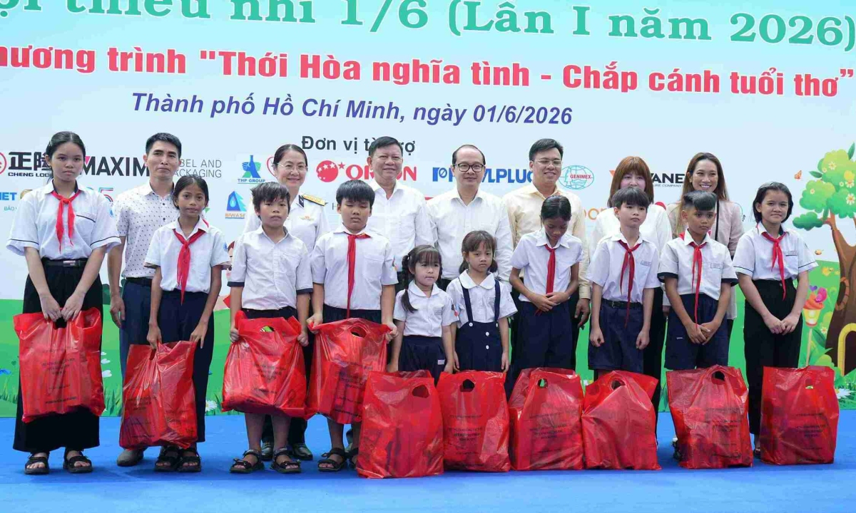 Tân Hiệp Phát trao quà cho trẻ em khó khăn