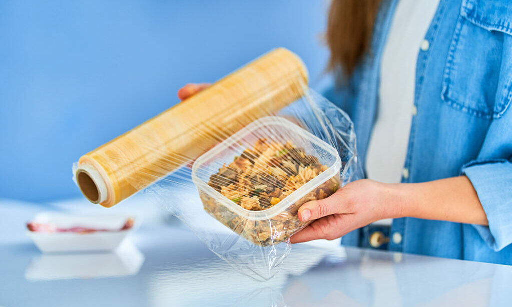 Nguy cơ nhiễm độc vì dùng màng bọc thực phẩm sai cách