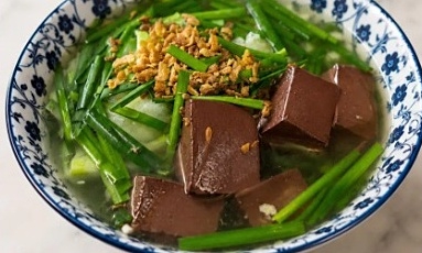 Tiết lợn cháy hàng ở Singapore sau 27 năm bị cấm