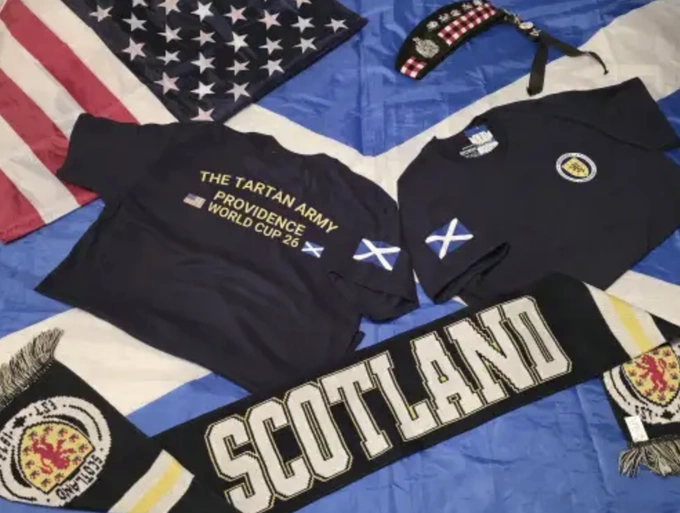 Quần áo, phụ kiện Phillips-Hunter chuẩn bị để sang Mỹ cổ vũ cho đội bóng Scotland tại World Cup 2026. Ảnh: Rory Phillips-Hunter
