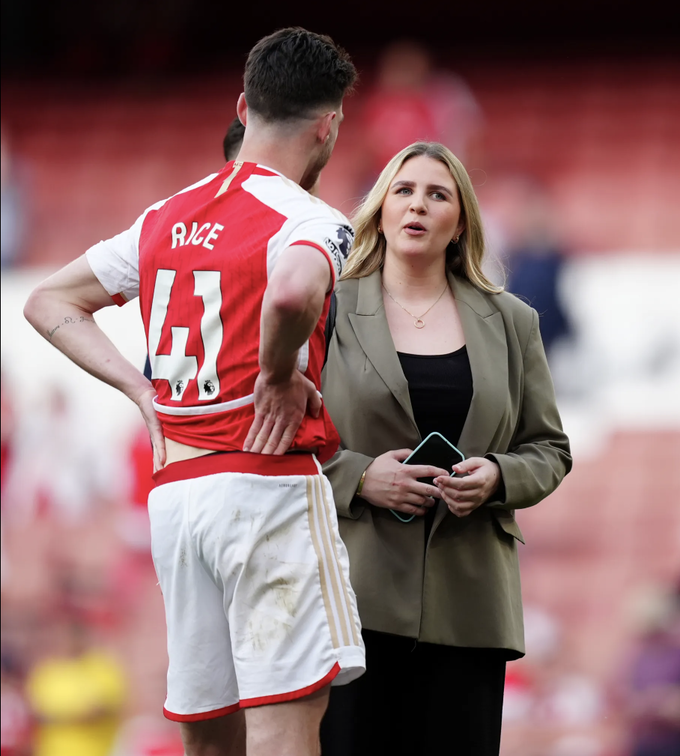 Lauren Fryer xuống sân cỏ cổ vũ cho bạn trai Declan Rice. Ảnh: PA