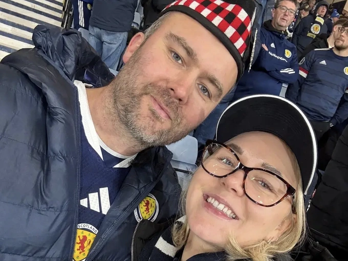 Rory Phillips-Hunter cùng bạn gái, Victoria Ofsarnie, trước trận đấu giữa Scotland với Đan Mạch, tháng 11/2025. Ảnh: Rory Phillips-Hunter