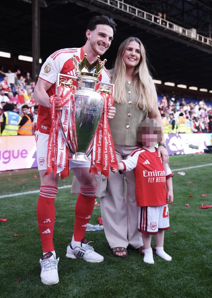 Declan Rice cùng bạn gái Lauren Fryer và con trai trên sân cỏ khi Arsenal nâng cao chiếc cúp vô địch Premier League. Ảnh: John Walton/PA Wire
