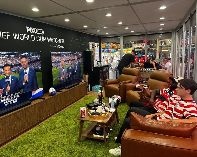 Kevin Kotoko và Austin Franklin (bìa ngoài) xem World Cup từ trong một khối lập phương ở Quảng trường Thời đại, New York. Ảnh: Fox