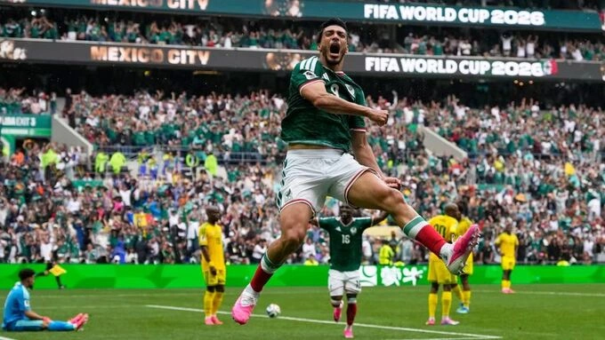 Raul Jimenez ăn mừng sau khi ghi bàn trong trận vòng bảng World Cup 2026 giữa Mexico và Nam Phi ở sân Azteca, Mexico City, Mexico ngày 12/6/2026. Ảnh: AP