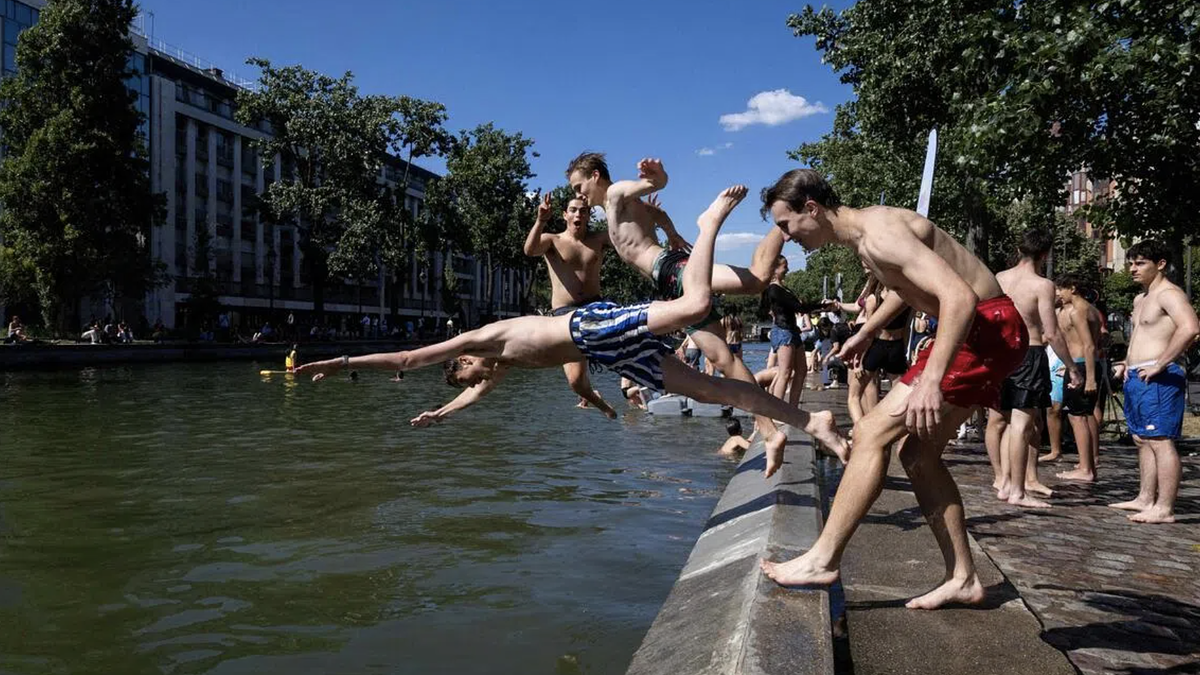 Dân Paris đổ xô xuống kênh đào tránh nóng 40 độ