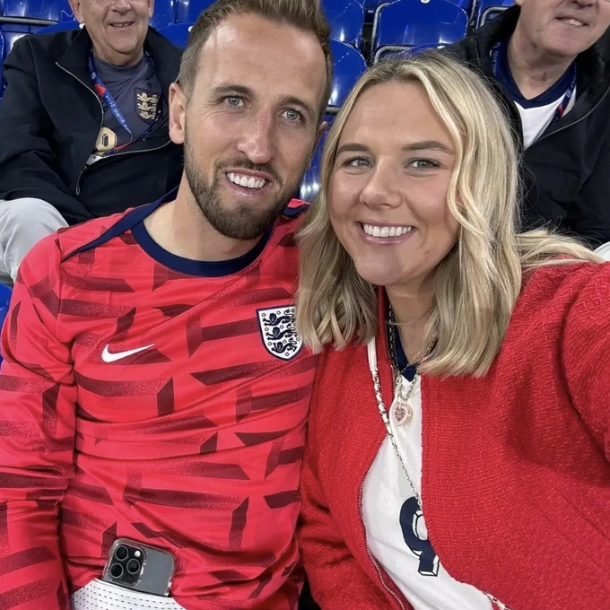 Tiền đạo Harry Kane và vợ Katie Goodland. Ảnh: @Katie Goodland/Instagram