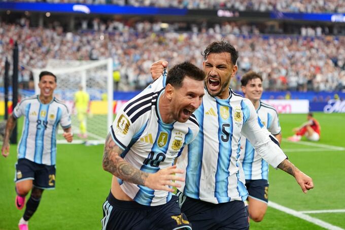 Lionel Messi mừng bàn nâng tỷ số lên 2-0 cho Argentina trong trận thắng Áo ở lượt hai bảng J World Cup 2026 trên sân Dallas ở Arlington, Texas ngày 22/6. Tiền vệ Leandro Paredes kéo áo và ôm chầm lấy đội trưởng khi anh hoàn tất cú đúp, qua đó nâng kỷ lục ghi bàn tại World Cup lên 18. Ảnh: AP