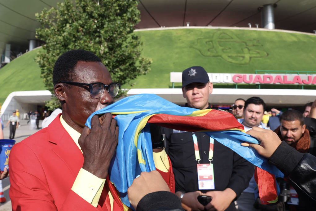 Michel Kuka Mboladinga đến sân vận động Akron ở Guadalajara, Mexico, một tiếng trước giờ bóng lăn, ngày 23/6. Ảnh: EPA