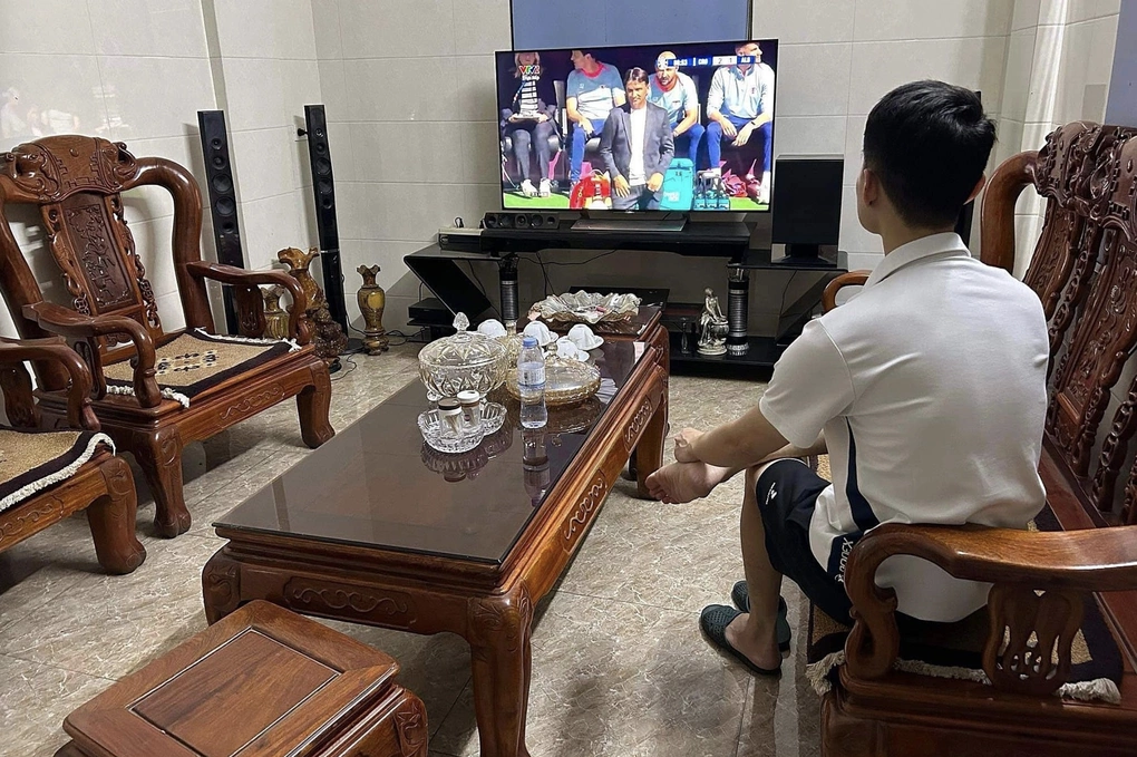 Một người đàn ông ở Nghệ An xem các trận bóng đá Euro năm 2024 tại nhà ở Nghệ An theo yêu cầu của vợ. Ảnh: Đức Anh