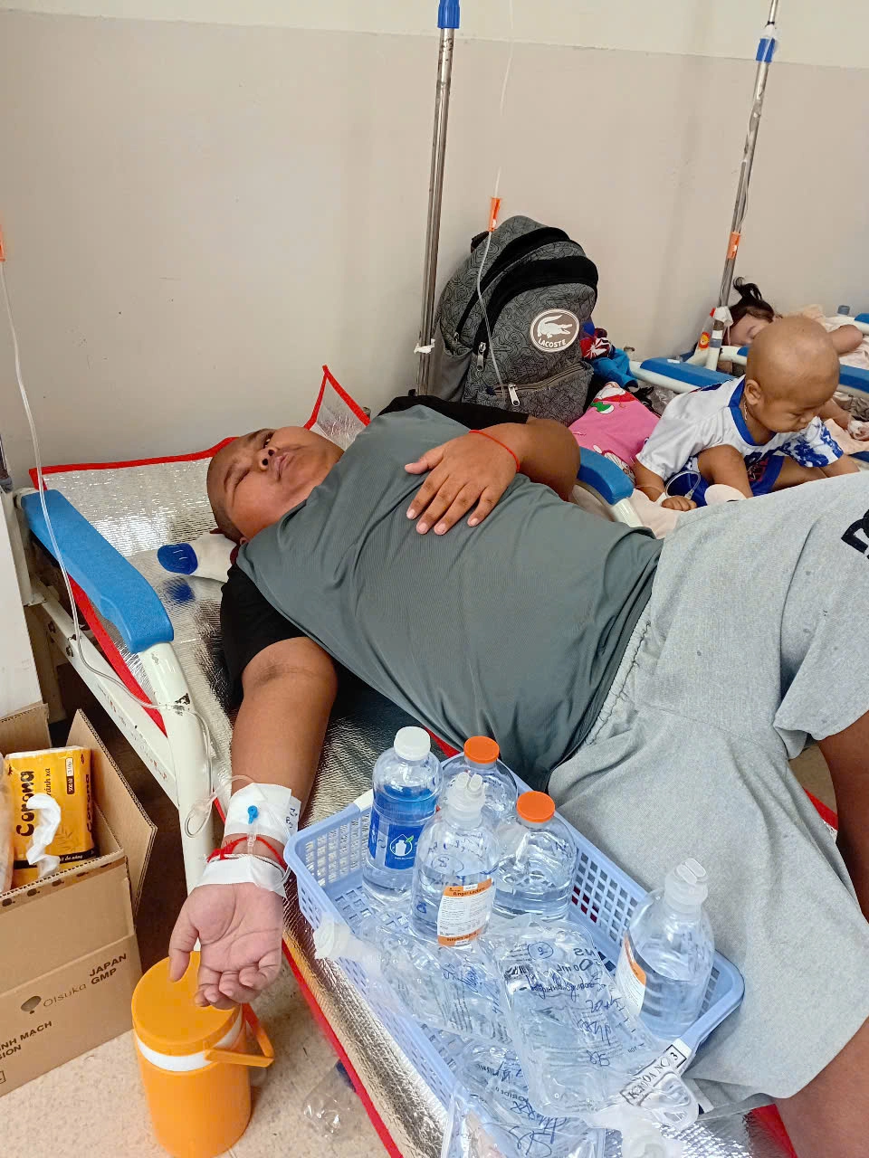 Lý Duy Luân, 12 tuổi, chữa ung thư não tại khoa Nội, Bệnh viện Nhi đồng 1, TP HCM, tháng 6/2026. Ảnh: Gia đình cung cấp
