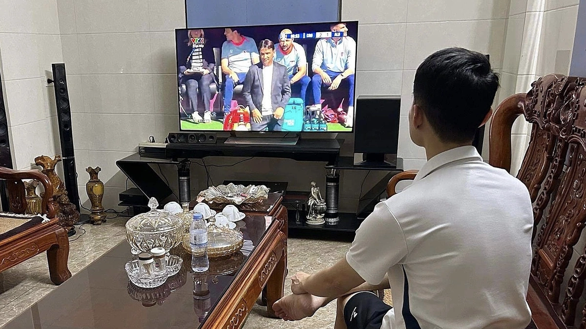 Nỗi sợ mùa World Cup của những bà vợ có chồng thích đỏ đen