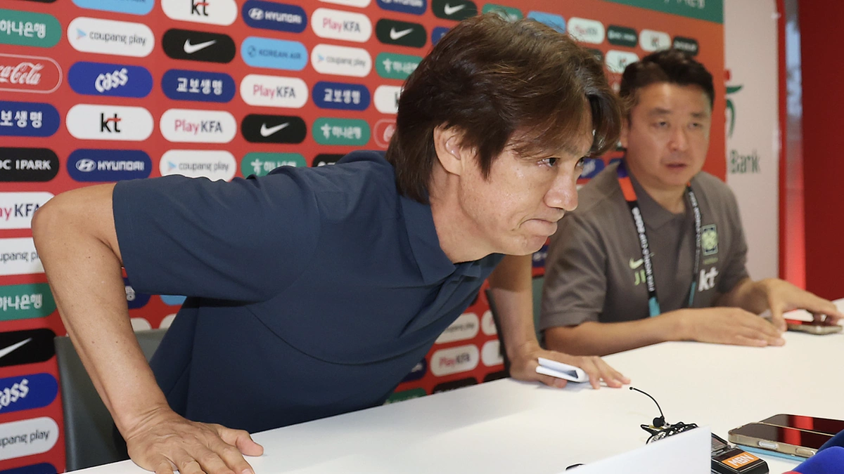 185 police guard South Korea coach on return - VnExpress