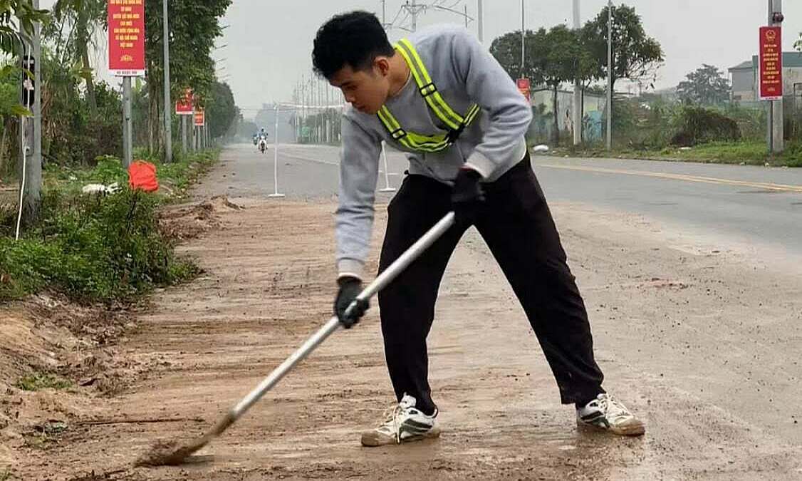 Người trẻ rủ nhau cắt cỏ, dọn vỉa hè