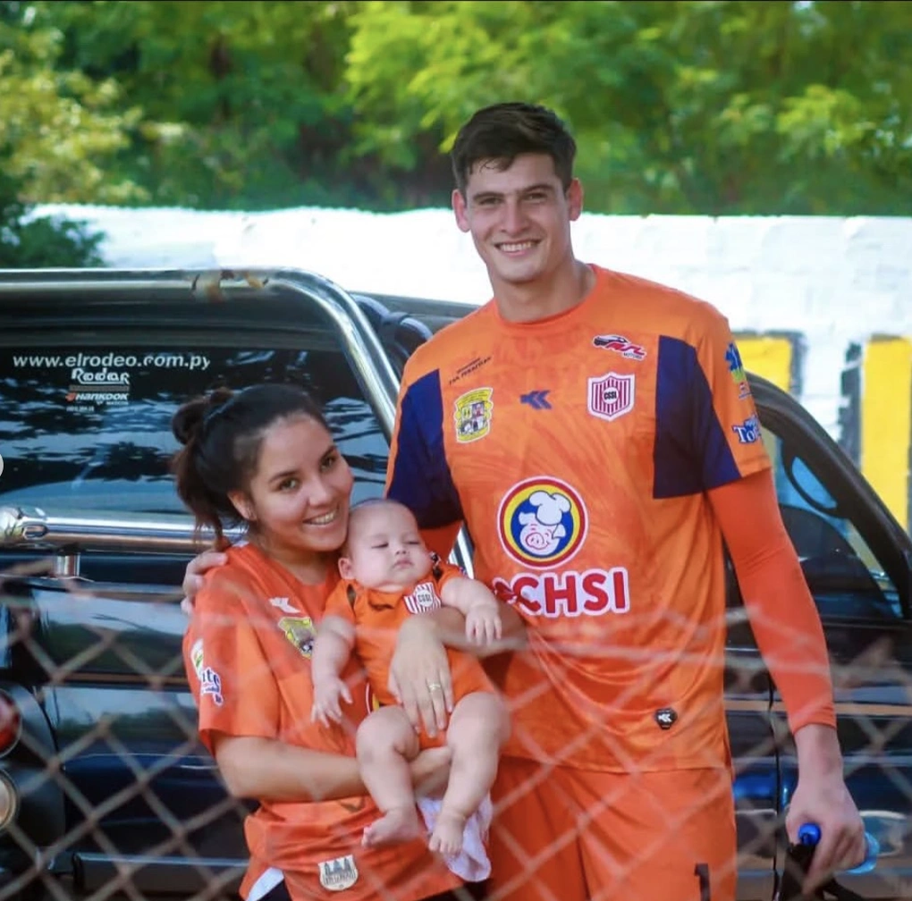 thủ môn Orlando Gill cùng vợ Melissa Avalos và con trai Lautaro. Ảnh: Meli_avalos02/Instagram