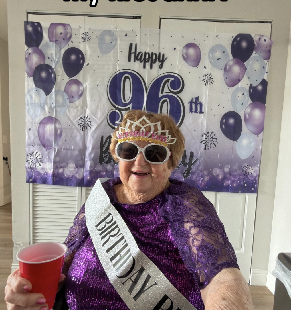 Bà Lillian Droniak, 96 tuổi, có hàng triệu người theo dõi trên mạng xã hội, hiện ở một viện dưỡng lão tại Mỹ với chi phí 12.000 USD/tháng. Ảnh: Lillian Droniak/TikTok