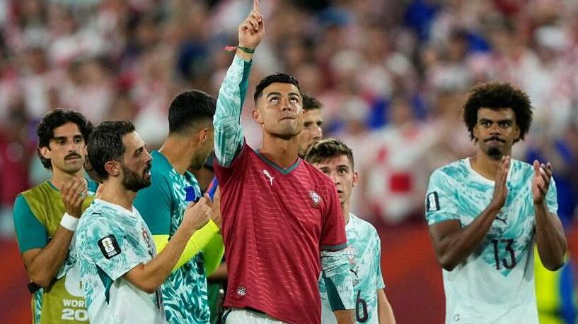 Ronaldo tưởng nhớ đồng đội sau chiến thắng của Bồ Đào Nha