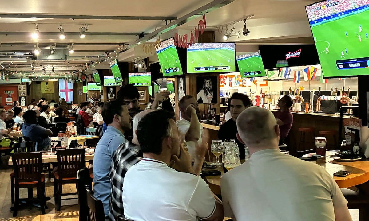 Người Việt kể chuyện đi xem World Cup ở Mỹ, Anh