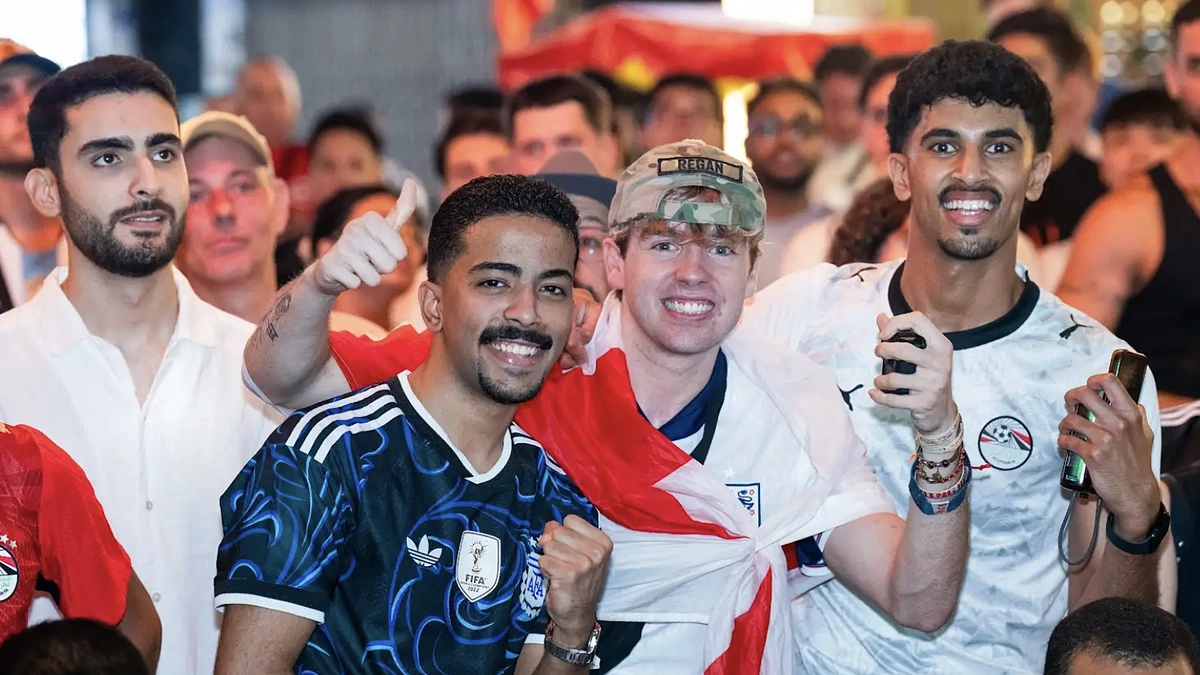 Đứng kín vỉa hè, lòng đường phố cổ Hà Nội xem World Cup